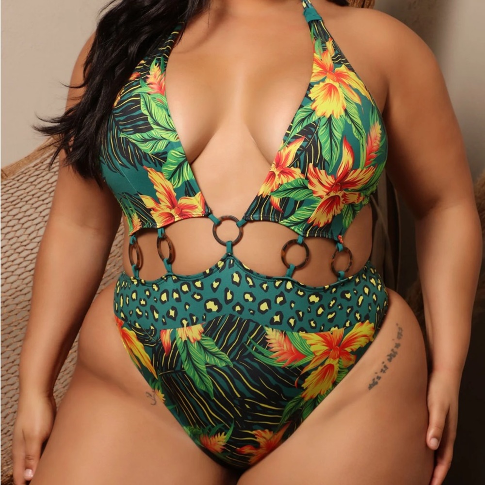 BRAND NEW ONE PIECE FLORAL SWIMSUIT WITH WOODEN RINGS - Picture 2 of 13